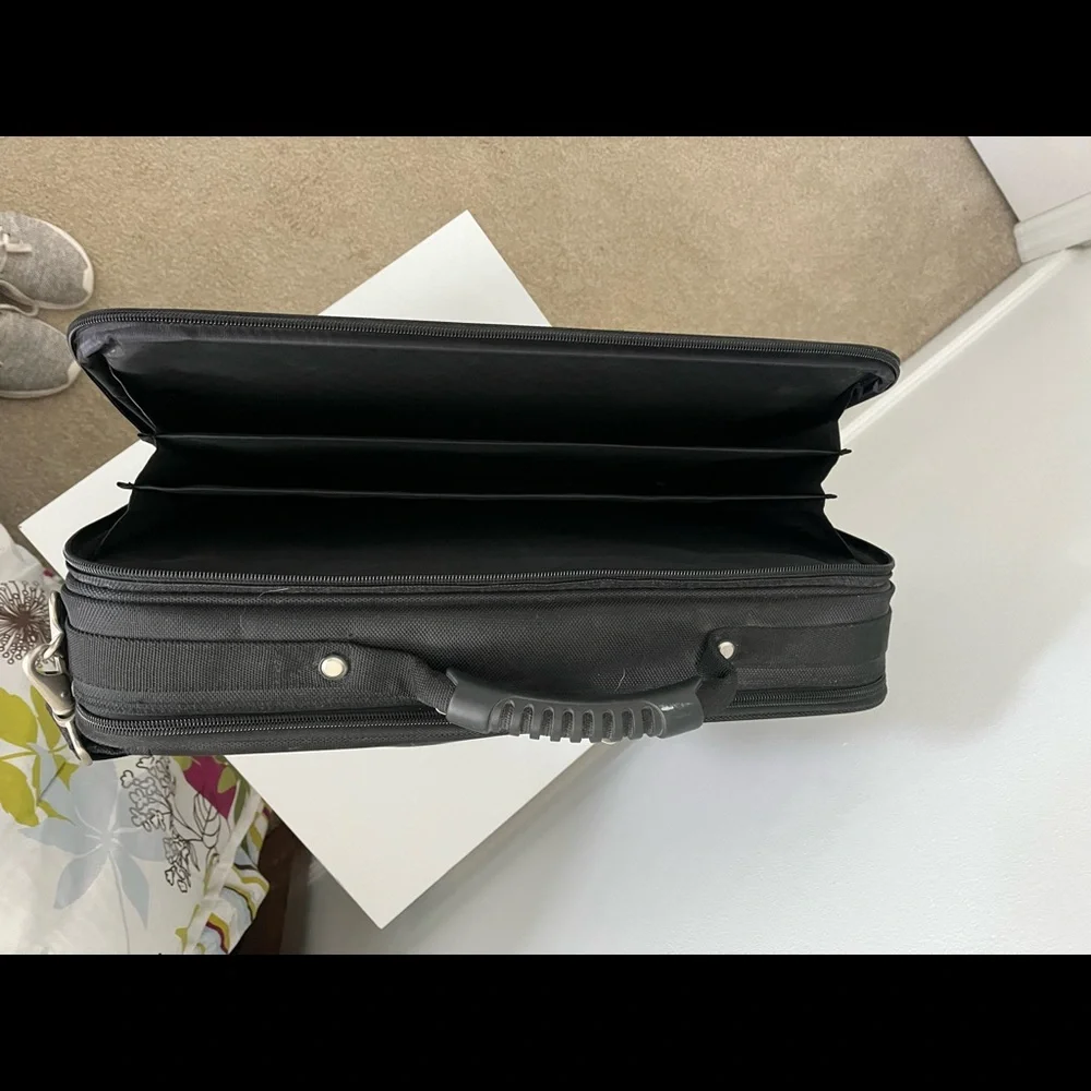 NWOT Foray Laptop/Computer Messenger Shoulder Bag